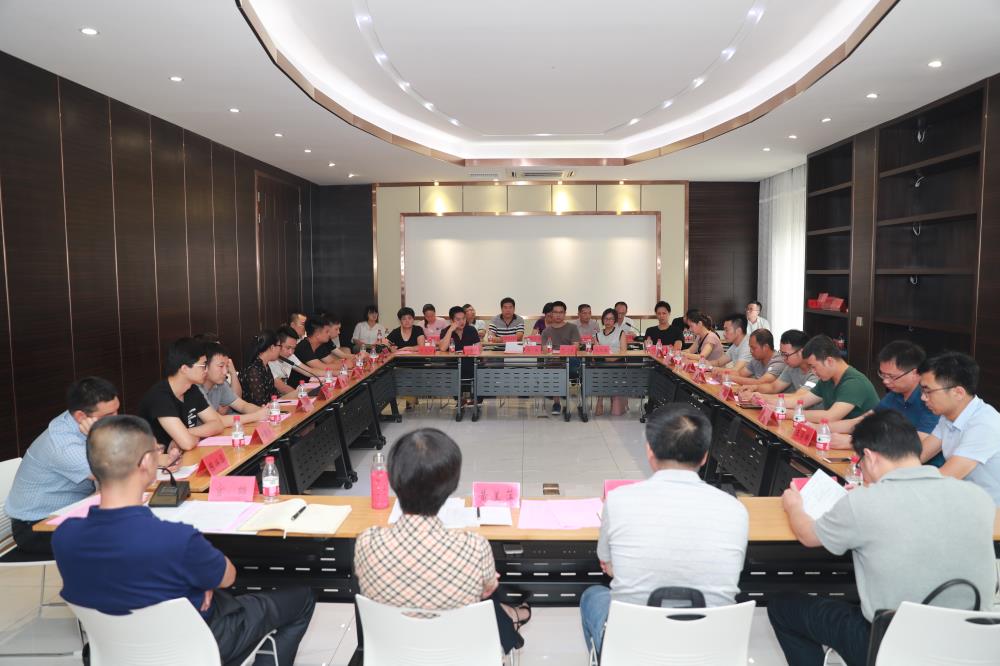 由（縣委常委、政法委書記）官雄主持、黃美萍（縣委書記）蘇建旗（縣長）參加“村企結(jié)對、真情幫扶”簽約授牌儀式、