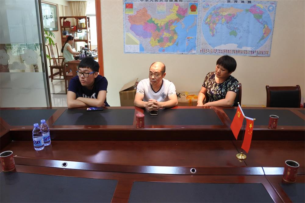 知識(shí)改變?nèi)说拿\(yùn)，公司職工子女考上大學(xué) 單位頒發(fā)助學(xué)金