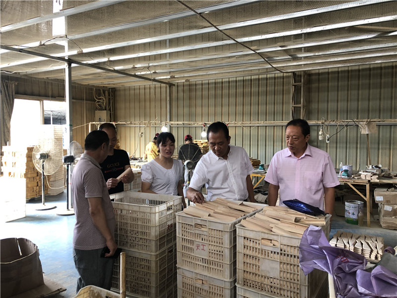 縣企聯(lián)會常務(wù)副會長、秘書長、松源商會會長李易順帶隊走訪企業(yè)