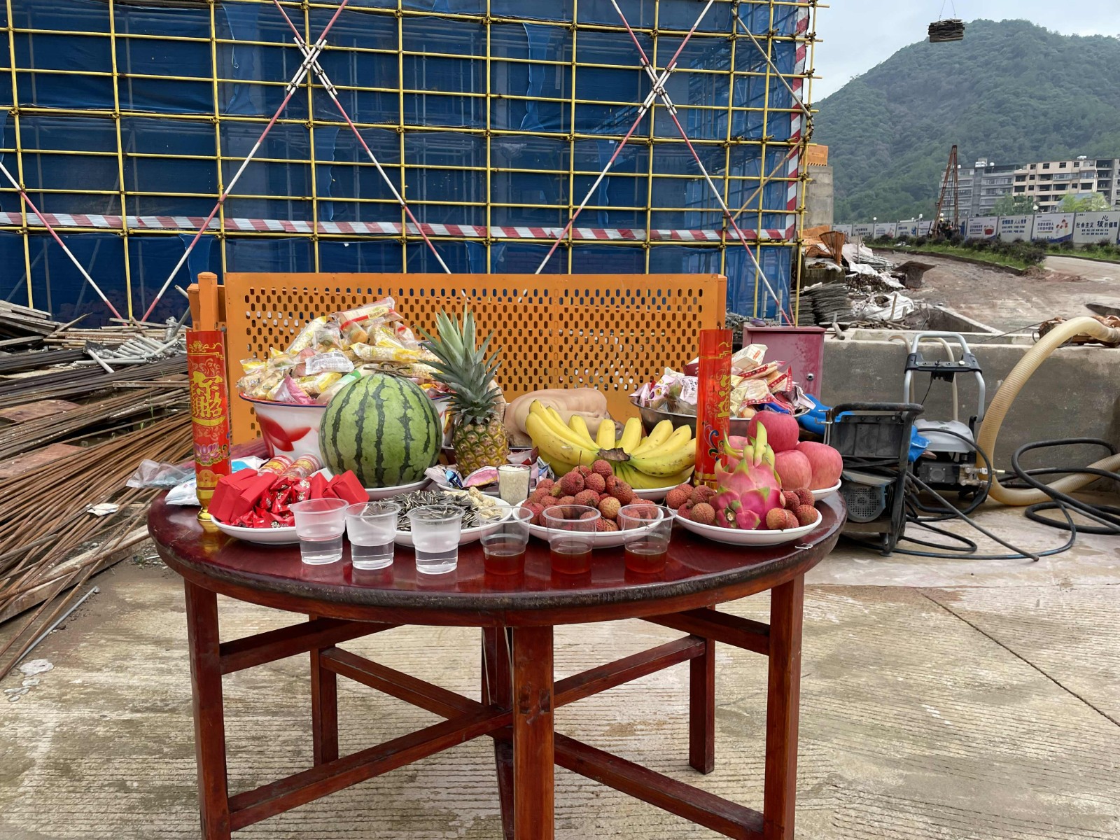 易順建工集團有限公司承建的福建松溪經(jīng)濟開發(fā)區(qū)東園新型紡織專業(yè)園標準化廠房項目一期工程順利封頂！