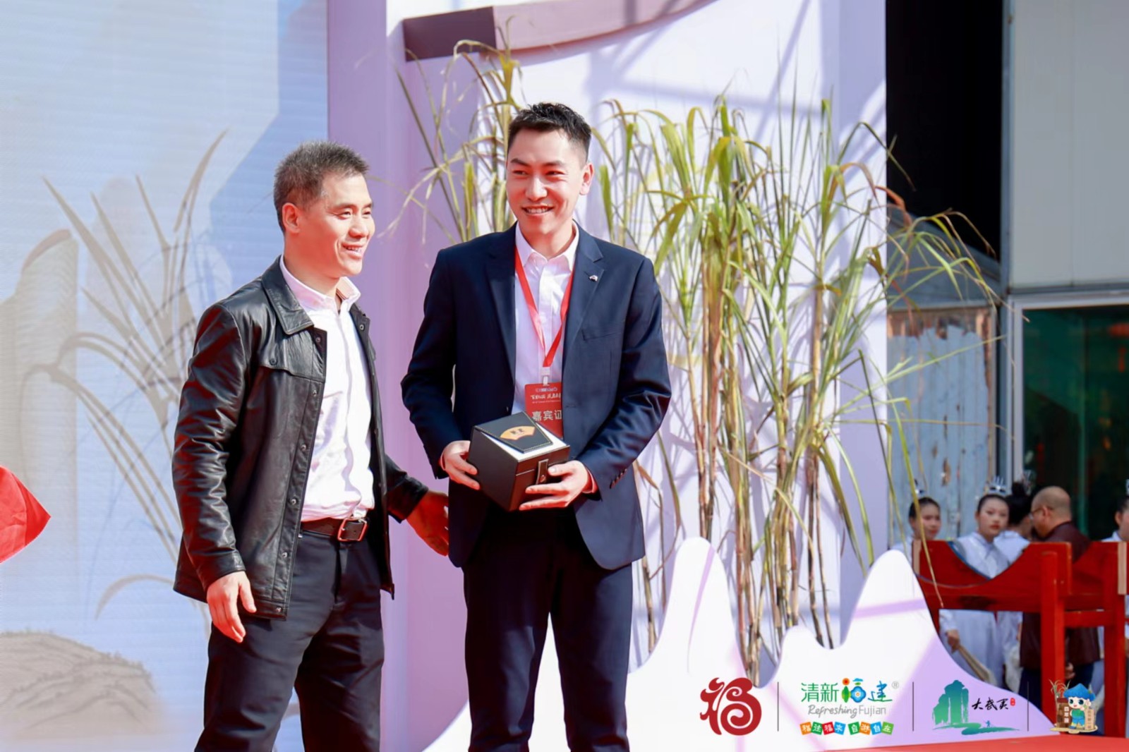 易順建工集團總經(jīng)理李晉恒以高價斬獲“糖王”桂冠，助力萬前村貧困村民