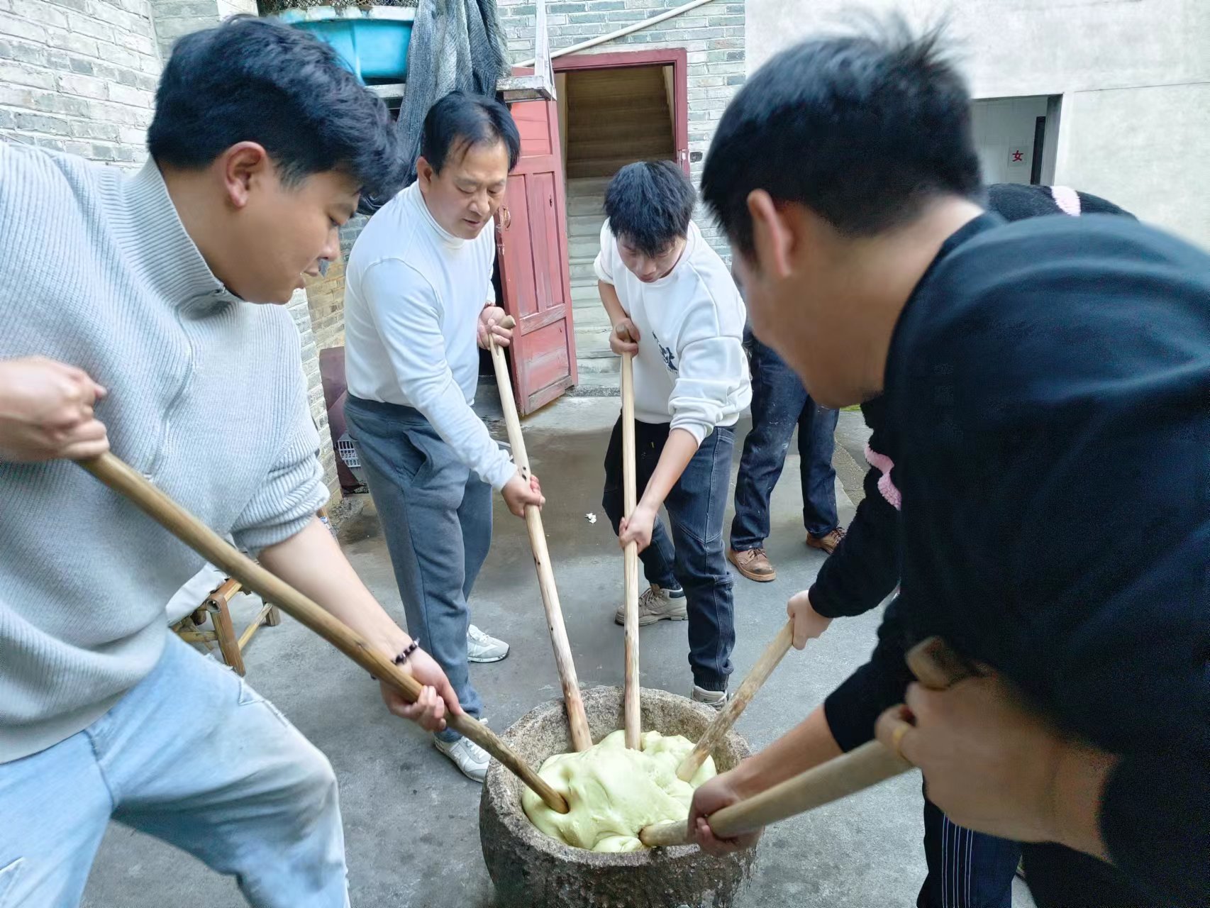 易順建工集團(tuán)：體驗(yàn)黃粿制作，傳承傳統(tǒng)文化