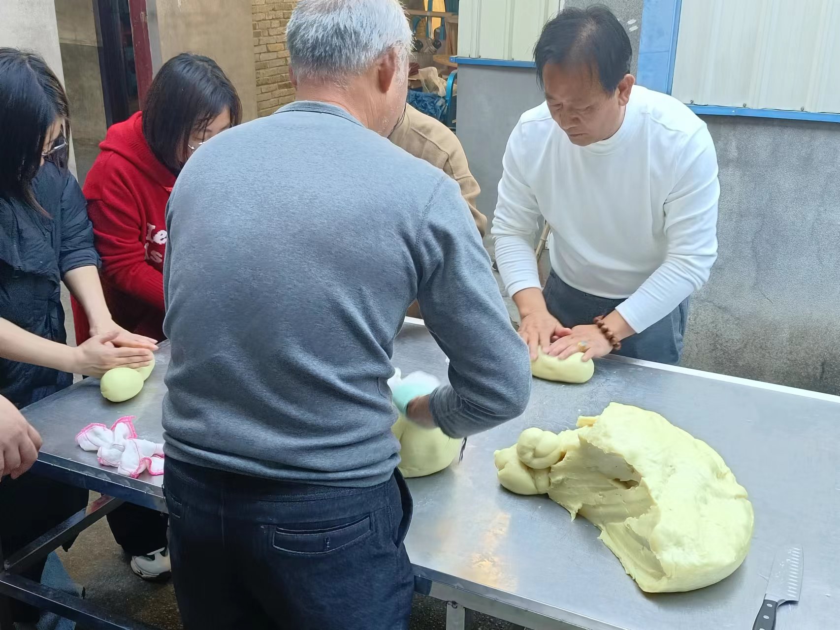 易順建工集團(tuán)：體驗(yàn)黃粿制作，傳承傳統(tǒng)文化