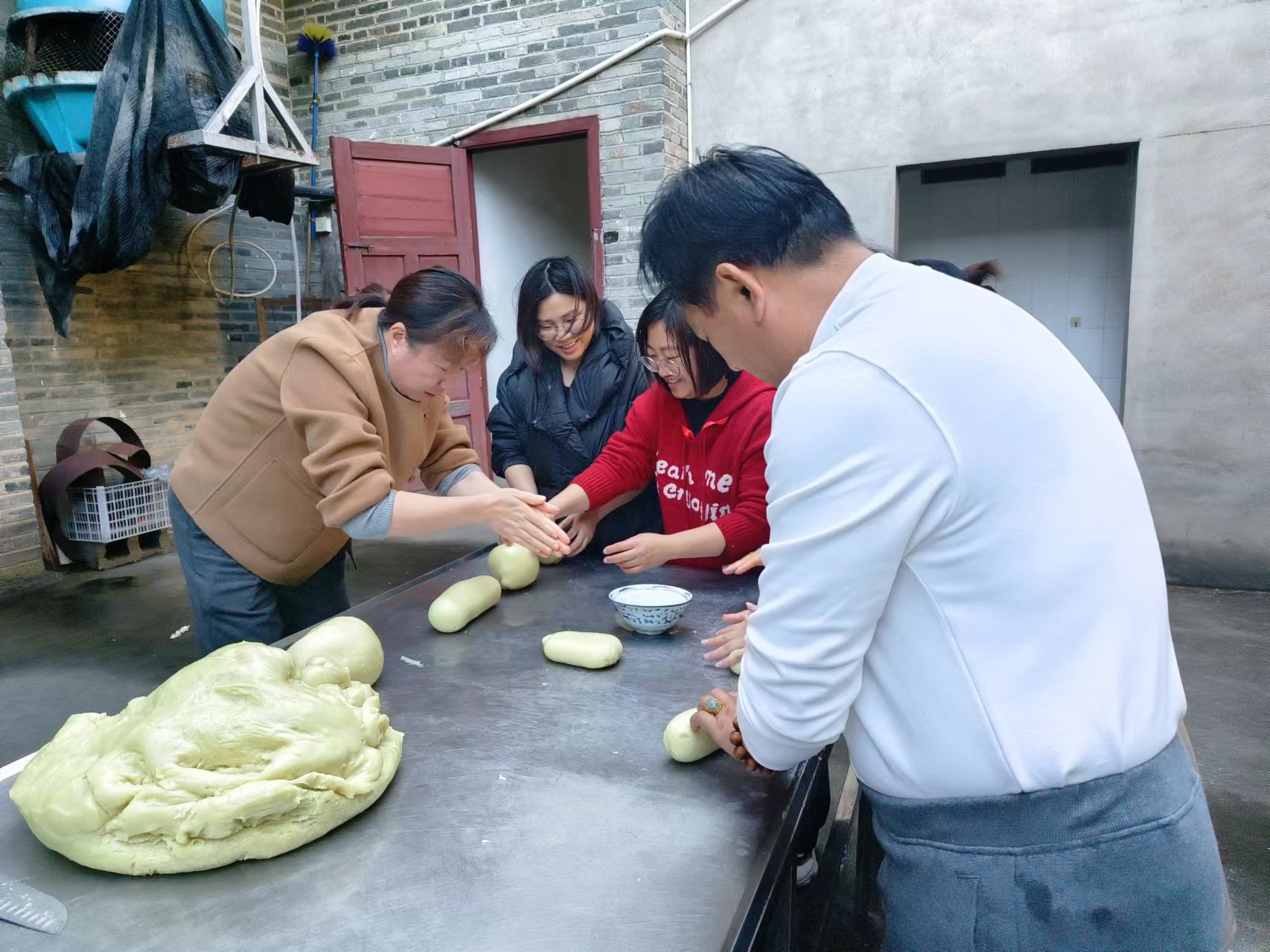 易順建工集團(tuán)：體驗(yàn)黃粿制作，傳承傳統(tǒng)文化