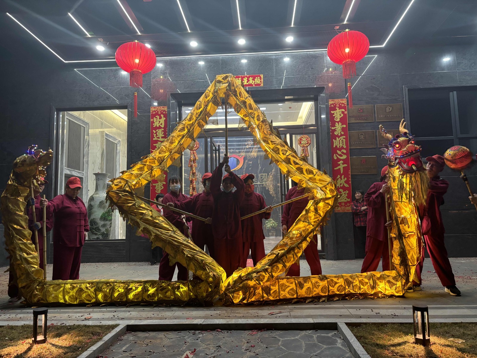 龍舞翩翩，瑞氣盈門！