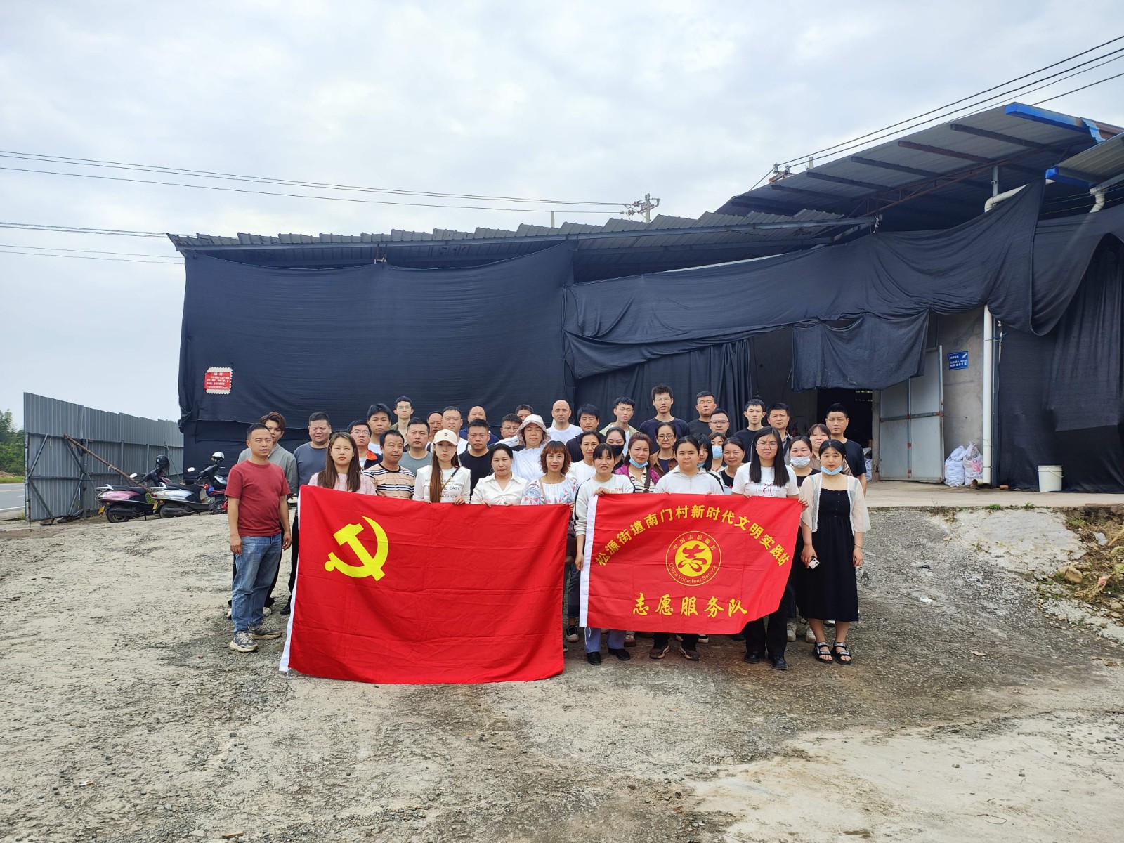 易順建工集團(tuán)有限公司入黨積極分子參加南門村、錢園橋村撂荒地整治活動(dòng)