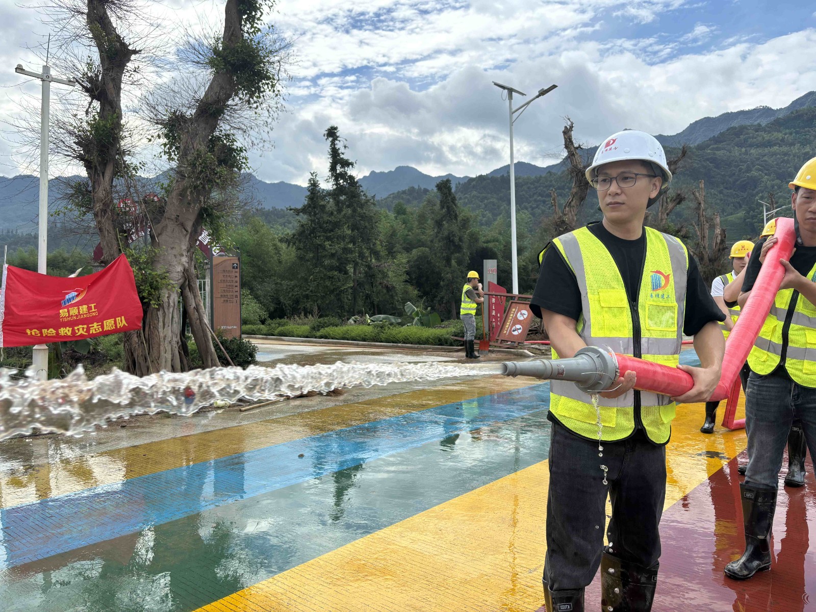 易順建工集團(tuán)有限公司總經(jīng)理李晉恒率領(lǐng)廣東子公司、廈門分公司負(fù)責(zé)人馳援梅口埠 助力災(zāi)后淤泥垃圾清理工作