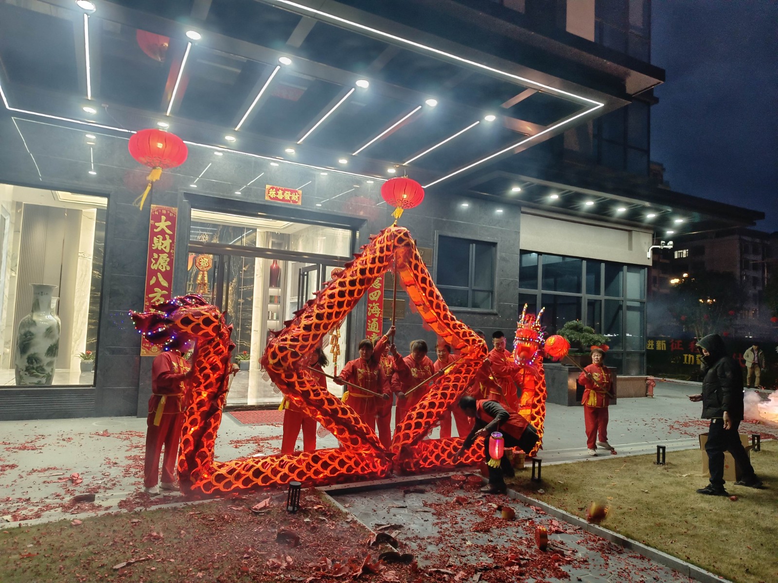 蛇舞新春，龍騰瑞氣